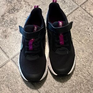 Nike  REVOLUTION Kids Black and Magenta Sneakers
